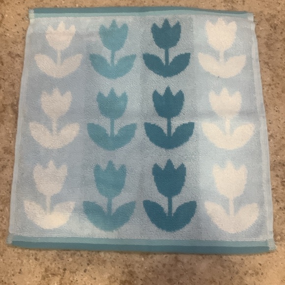 NWT Carolina Collection Tulip Hand Towels (5) & Wash Cloths (8) - Picture 4 of 4
